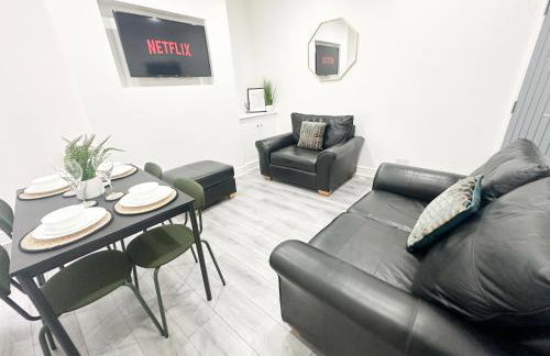 Central Location Liverpool, Modern Home, 4 BR, Sleeps 9, Free Parking - Foto 11