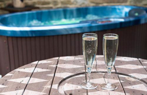 The Granary with hot tub - 2 miles from Skipton - Photo 1