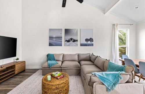 Palms & Pelicans - Photo 2