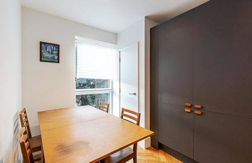 Chic Crystal Palace Flat with Balcony & Workspace - Foto 15