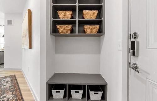 Elevated Contemporary 2BR 2BA with Balcony - Foto 38