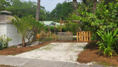 1 Beige Cozy Bungalow or 1 White Cozy Efficiency Cottage in Titusville - Foto 2