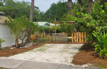 1 Beige Cozy Bungalow or 1 White Cozy Efficiency Cottage in Titusville - Foto 2