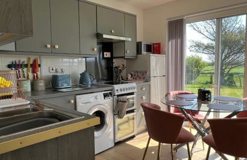 VALLEY VIEW self-catering coastal bungalow in rural West Wight - Photo 7