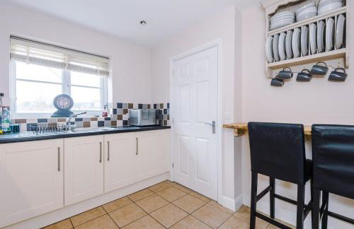 Relaxing 3 Bedroom Chester Home with garden - Photo 20