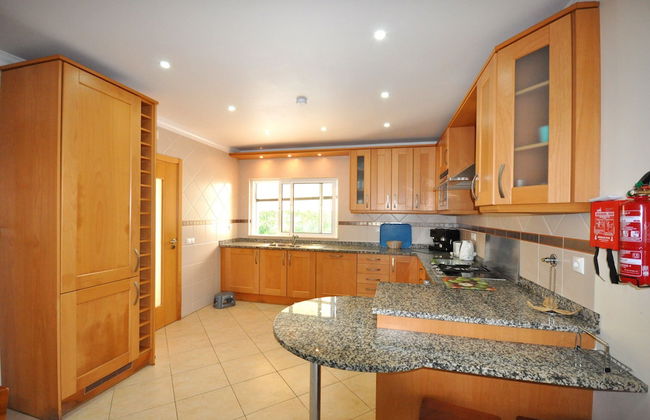 6 Bedrooms, Walking Distance to Amenities, Private Pool, Free AC and Wifi - Foto 22