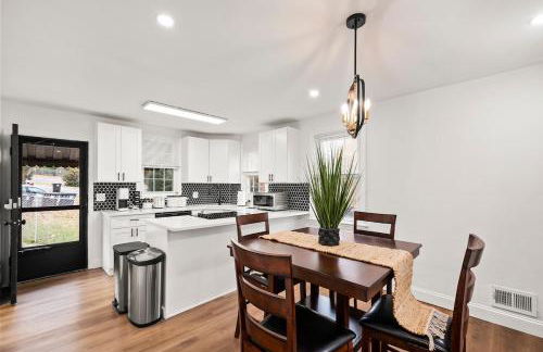 1 min to DC 8 beds sleeps 16 with yard and parking - Foto 6