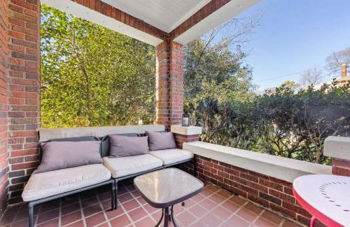 Retro 1BR in Elizabeth with Porch & Eclectic Design - Foto 8