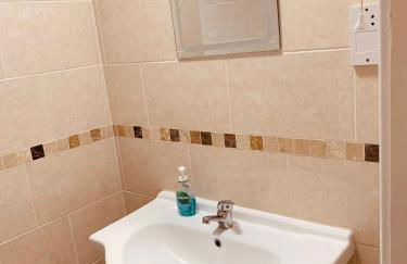 2 bedroom house walking distance to city centre WITH FREE PARKING - Photo 12