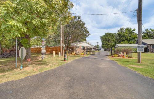 Lakefront Eufaula Cabin with Fire Pit and Private Dock - Foto 37