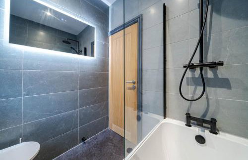 Spacious 3-Bedroom Home Near City Centre with Parking - Foto 33