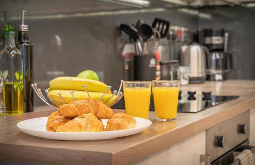 Central Apartment With 55” Smart TV+Netflix - Photo 12