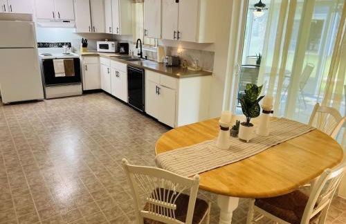 House of Shells, beautiful garden, fenced yard, dog friendly, fire pit! - Foto 8