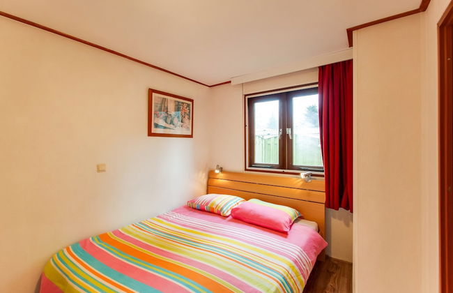 Chalet in Veluwe Near De Grote Ark - Photo 3