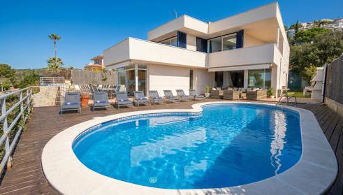 Villa Med A 2 kilometros andando de la playa, del puerto de Aguadoç y a 4 del centro de Sitges Muy Soleada todo el dia Capacidad superior a 16 personas NO REQUIERE COCHE - Foto 1