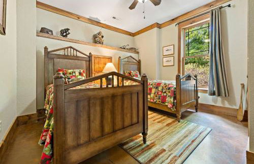 Lakefront Retreat Luxury Home with Private Dock - Photo 52