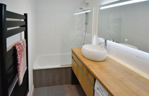 Bruyères with deck and private parking - Photo 4