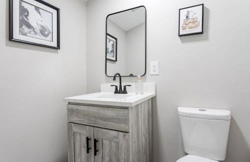 Chic 3BR Home with Fire Pit-Private Yard-Family Friendly - Foto 32