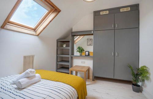 Modern Apartment -Free Parking - by Holiday Homes - Foto 29