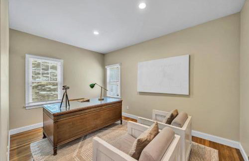 Stay 1 Block from Ocean at 7-Bed Retreat with Yard, Deck and Game Room, Host Up to 22 Across 16 Beds, Gas Fireplace, Gas Grill, Ample Parking, Walk to Menauhant Beach, Perfect for Family Getaway, 24 Hr Hospitality - Foto 12