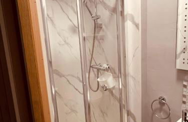 Spacious 5 Bedroom Home in Central Kidderminster with Private Parking and Electric Vehicle Facilities, Easy Access to Birmingham and Nearby Towns - Foto 59