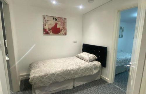 3 Bed Apartment - Sleeps 6 - Free Parking Wifi - Photo 4