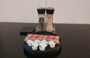 Business Friendly 2BR House Sleeps 5, Wi-Fi, Workspace & Free Parking - Foto 7