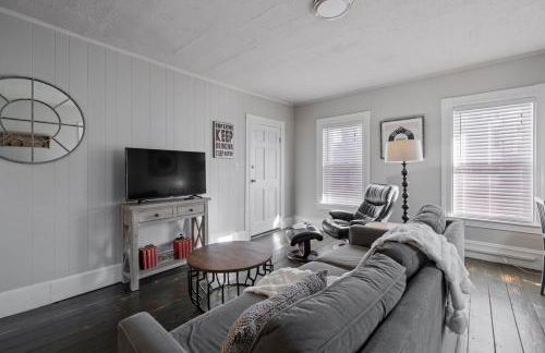 Stylish First Floor Apartment w Private Front Porch - Photo 1