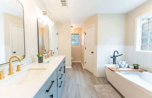 15 Min to UA Private Heated Pool Huge Yard Luxe Master - Foto 6