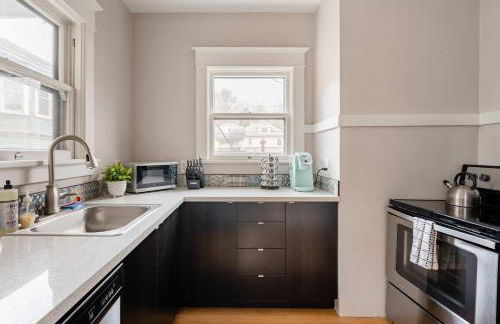 Stay Portland - PDX Art Deco Lounge - Local Eateries, Bars & Shops - Photo 9