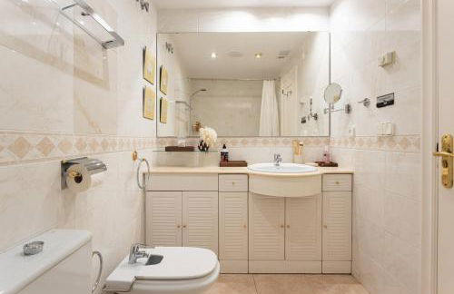 SeaBreezeHeaven - Sea View Apartment, Pool & Spacious Terrace with BBQ - 50m from Sant Pol Beach - Foto 27