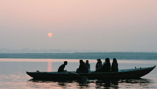 Sunrise boat ride on Ganges river followed by walk through the narrow alleys of Varanasi - Private - Foto 3
