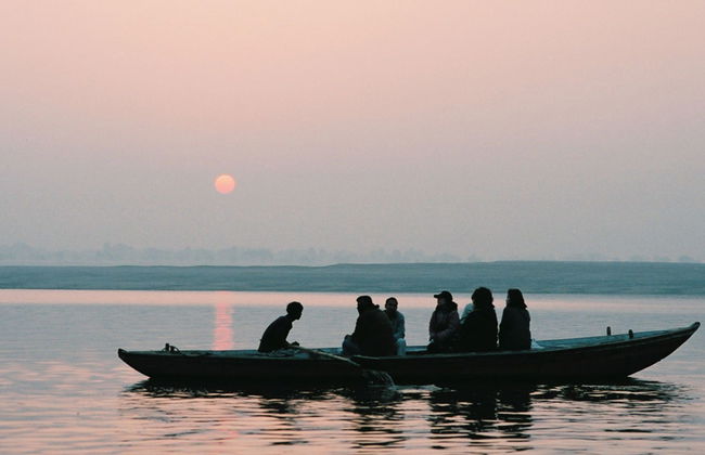 Sunrise boat ride on Ganges river followed by walk through the narrow alleys of Varanasi - Private - Foto 3