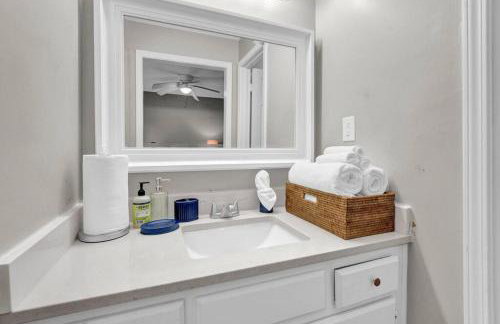 Glamorous 3BR 2BA house w/ large fenced backyard - Foto 33