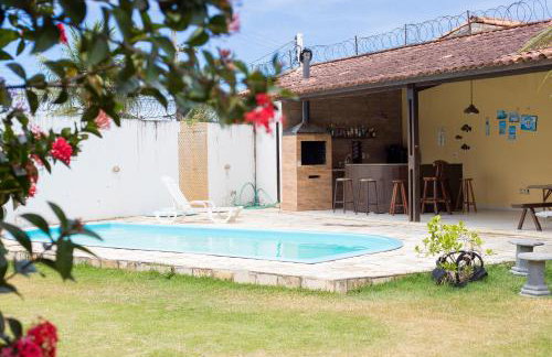 casasveraneio , Barra de são Miguel casa com 4 quartos sendo 2 suítes,todos com ar condicionado, 300 m da praia, 5 minutos praia das conchas e 10 do gunga! Área de lazer com piscina de 10 m churrasqueira e freezer!a melhor! - Foto 14