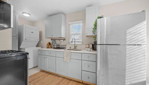 Stylish 1BR Home with Parking Near Zoo & Downtown - Foto 4, stove