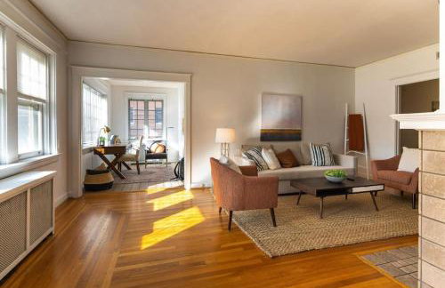 Hyde Park Comfort with Office Near Everything - Photo 4