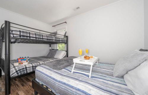 Kernersville King Beds Hot Tub Arcade Firepit - Photo 19