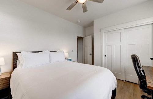 Scenic Modern Home with Private Patio & Fireplace - Foto 36