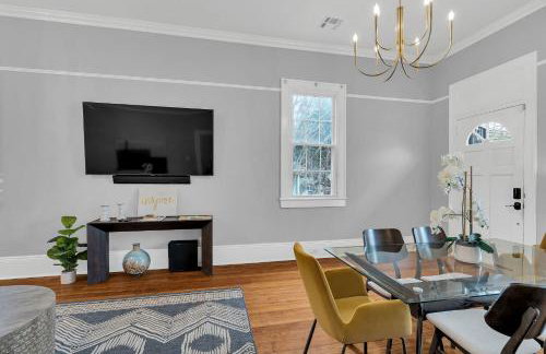 Bright Uptown home w gated parking - Foto 6