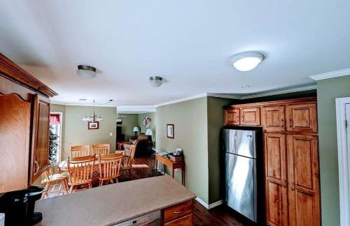 Spacious Ranch-Style Retreat with Private Deck, Nestled in Nature Near Acadia, Hancock Maine - Foto 12