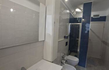 Grand F2 60mq centre Antibes, proche plages, commerces, 2 balcons, parking, train, bus, deco vintage, pet friendly - Foto 43