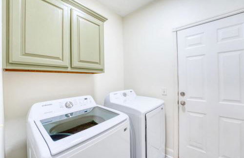 Spacious Modern Retreat with Game Room & Fire Pit near Trails - Foto 32