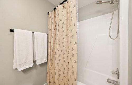 Updated 3BR Townhome Across From Holiday Valley - Foto 22