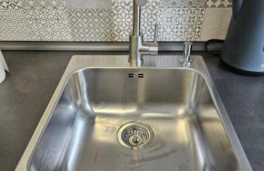 Modern Homes - Voll ausgestatte Wohnung - Balkon - Hotelbetten - 4K TV - WLAN - Photo 6