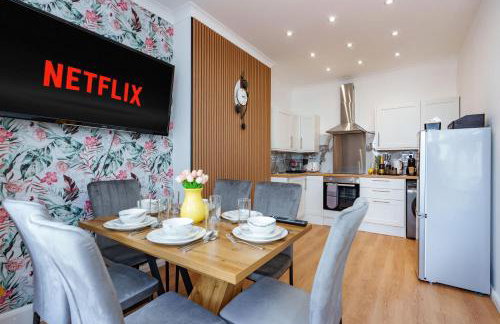 Stylish 3 Bedroom Sea View Apartment -Free Parking- Sleeps 9 - Photo 3