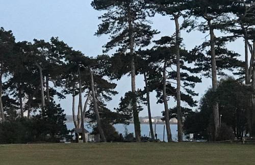 Stunning pied-a-terre moments from the water. - Photo 9