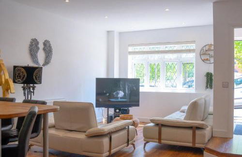 Cleave House - Contractor, Corporate & Leisure - Chic & Stylish - Sleeps 6 - Photo 1