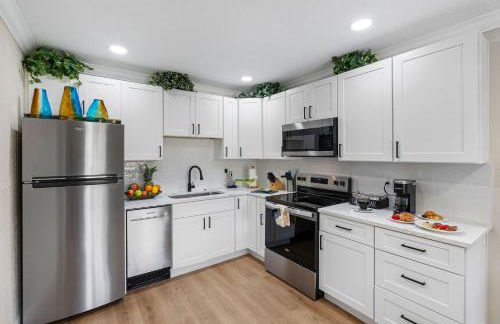 Stunning Tampa Stay Prime Location & Comfort! - Foto 13