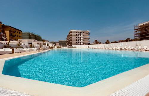 Demetra Seafront Apartment - Parking & Pool - Foto 29